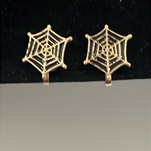 Super cute spiderweb Halloween earrings clip on
